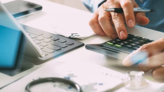 découvrez les causes et conséquences de la hausse des dépassements d'honoraires, ainsi que ses impacts sur le budget des patients et le système de santé.
