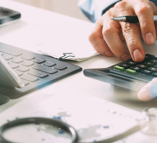 découvrez les causes et conséquences de la hausse des dépassements d'honoraires, ainsi que ses impacts sur le budget des patients et le système de santé.