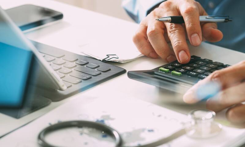 découvrez les causes et conséquences de la hausse des dépassements d'honoraires, ainsi que ses impacts sur le budget des patients et le système de santé.