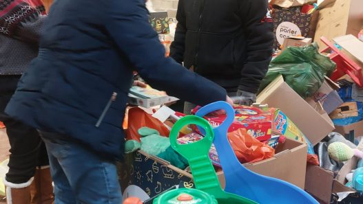 participez au noël solidaire à lorient : 60 jouets collectés pour offrir de la joie aux enfants dans le besoin. ensemble, faisons de cette fête un moment magique pour tous !