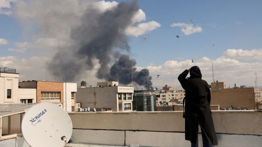 analyse approfondie des défis et perspectives entourant l'avenir incertain du régime iranien dans un contexte géopolitique complexe.
