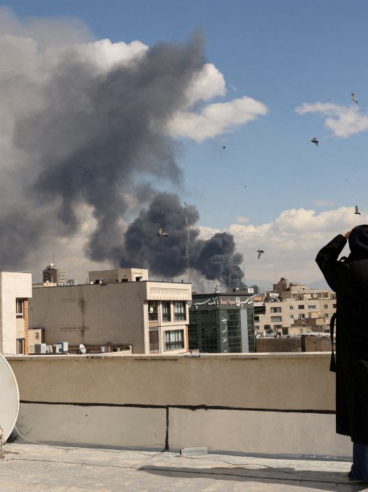 analyse approfondie des défis et perspectives entourant l'avenir incertain du régime iranien dans un contexte géopolitique complexe.